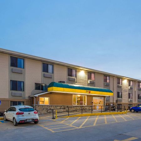 Super 8 By Wyndham Iowa City/Coralville Esterno foto