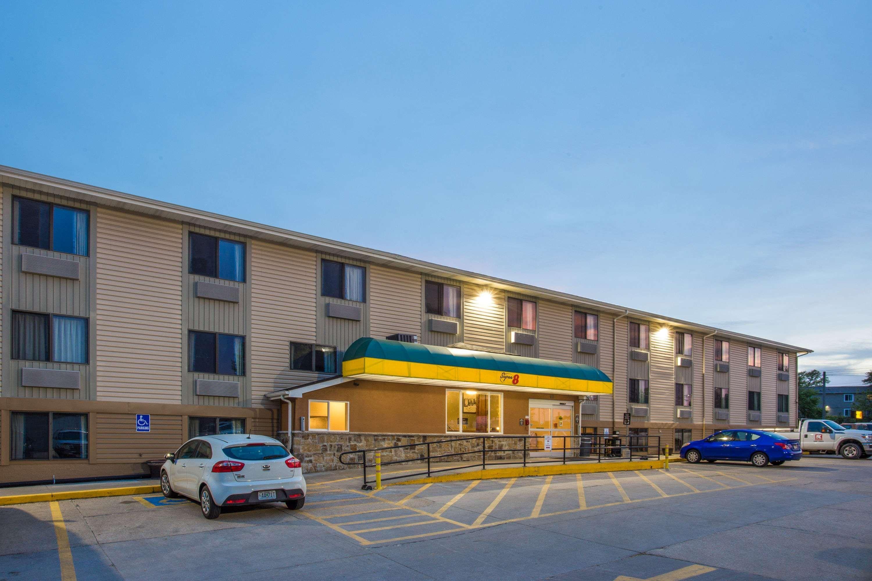 Super 8 By Wyndham Iowa City/Coralville Esterno foto